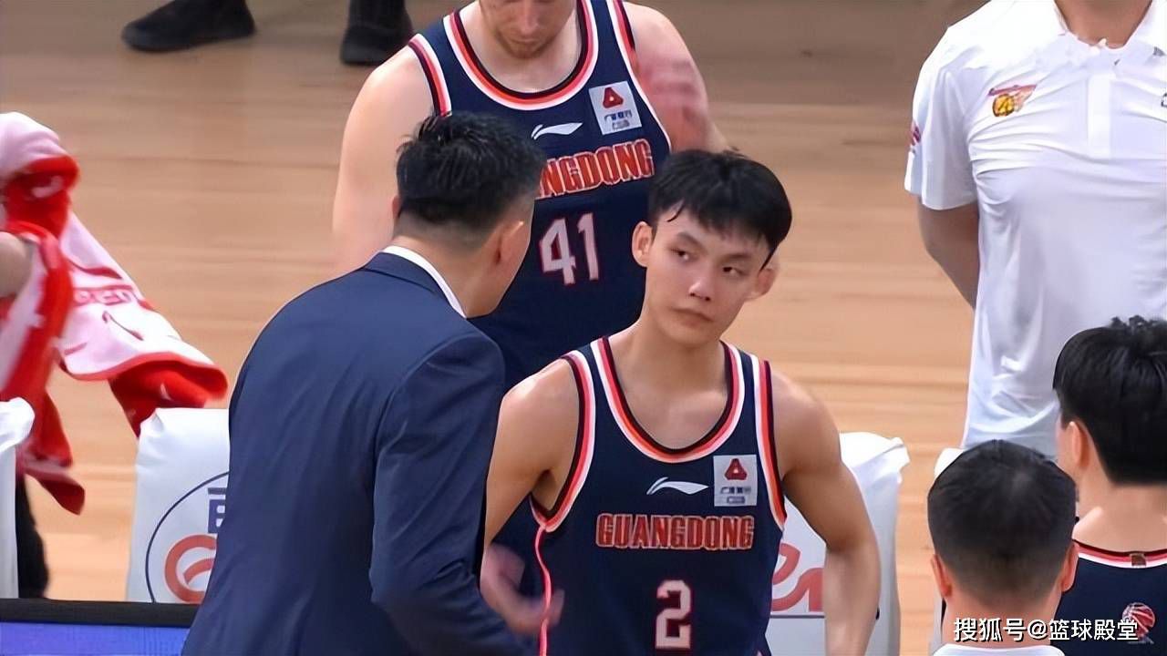 黎漾眼底闪过一抹暗淡，却故作轻松的问道，陆迟墨，你以前也玩飙车吗？。